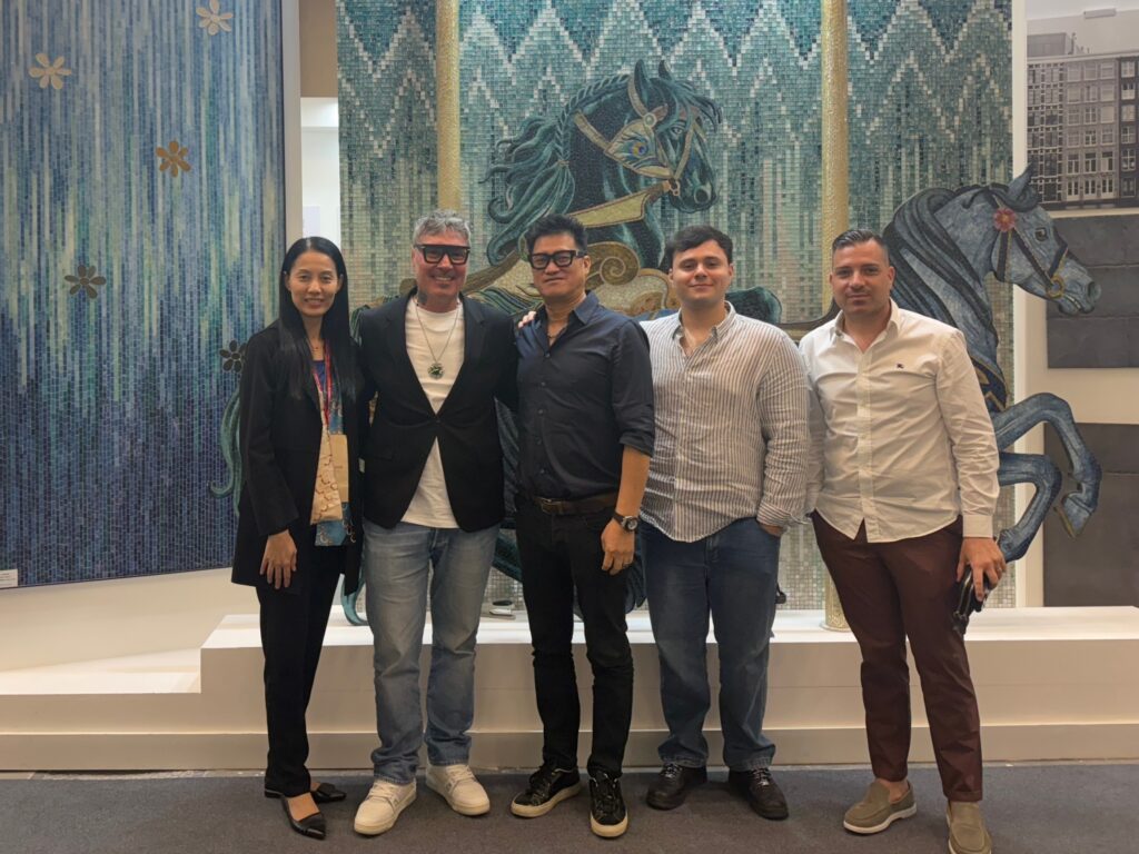 From Chinese Creation to Global Expression: JNJMosaic at CERSAIE 2026 11 JNJMosaic team and international partners at the brand’s CERSAIE 2025 exhibition booth