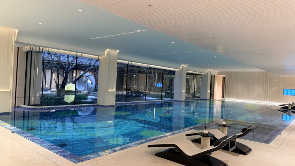 How to Choose Pool Mosaic Tiles: A Project-Based Guide 13 Panoramic view of the mosaic swimming pool at Tianyao Xu Clubhouse