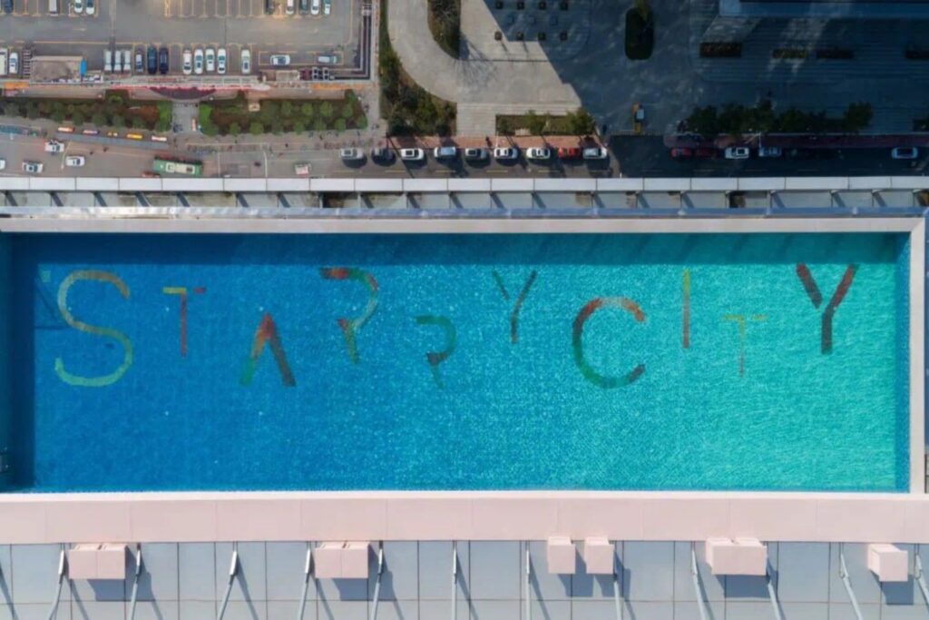 How to Choose Pool Mosaic Tiles: A Project-Based Guide 12 杭州星澜之城顶层户外无边泳池 2