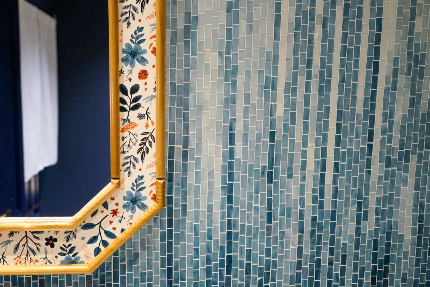 Gradient mosaic texture design for interior surfaces
